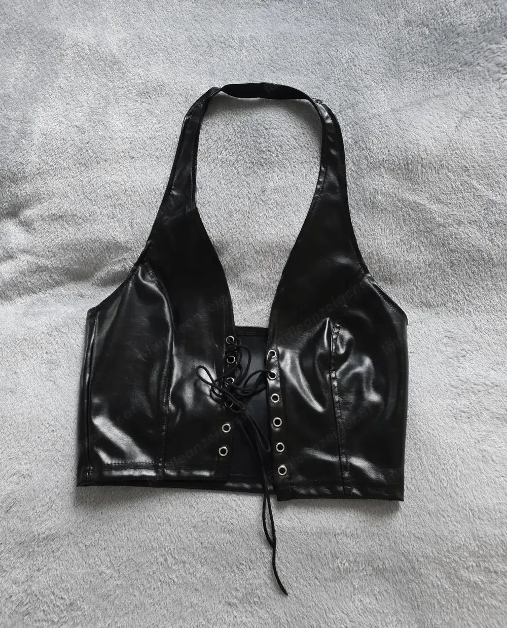 Schwarzes Kunstleder-Halftertop mit Schnürung   One Size   Nur Versand