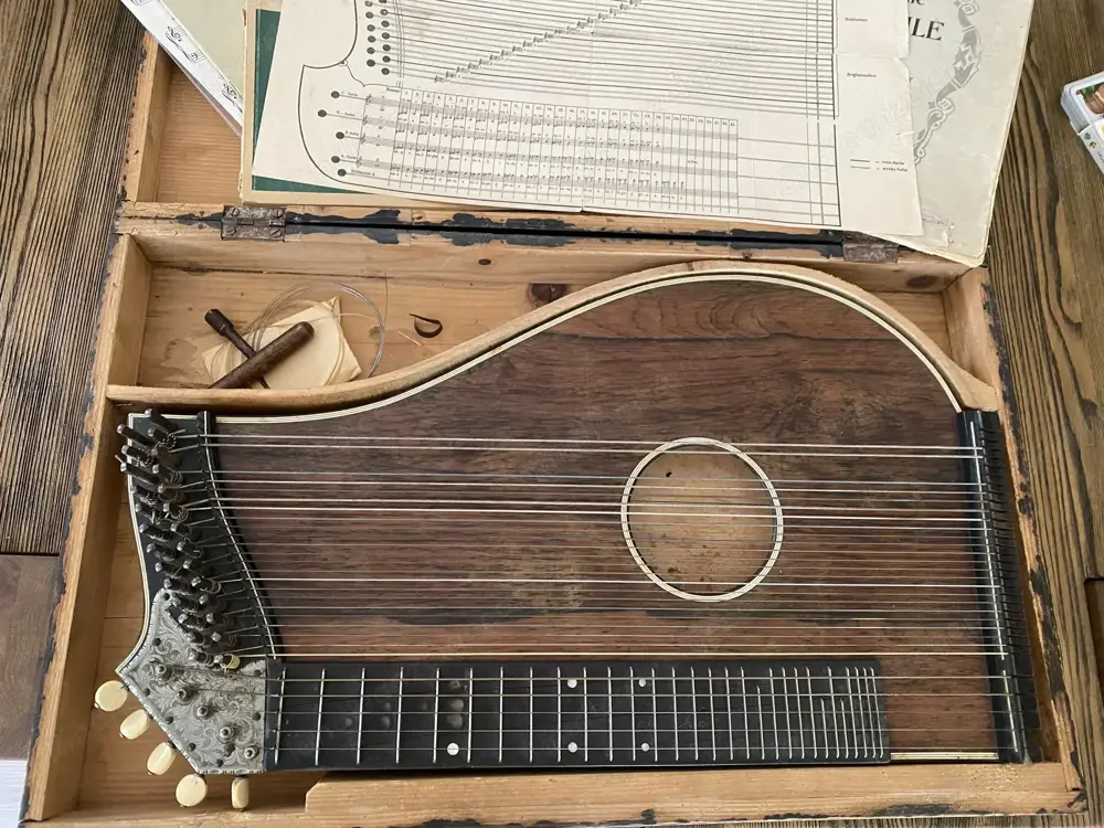 alte Zither mit Koffer und Noten alte Zither mit Koffer und Noten