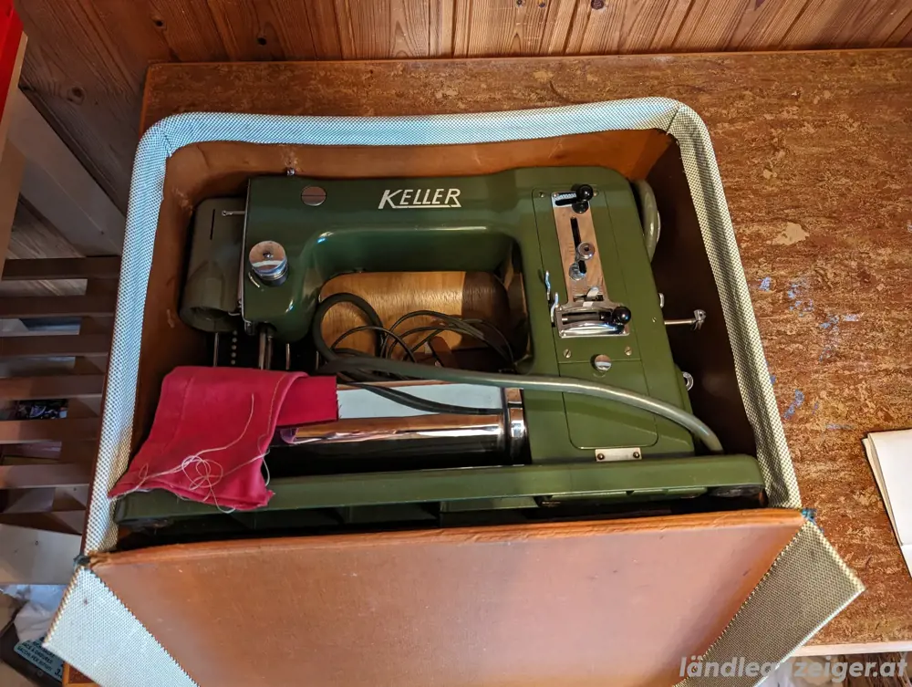 antike Original Reise-Nähmaschine von Keller im Koffer antike Original Reise-Nähmaschine von Keller im Koffer