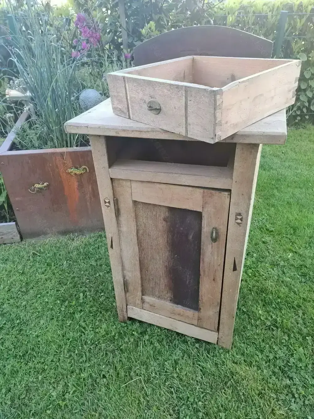 Altes Nachtkästchen aus Holz Altes Nachtkästchen aus Holz
