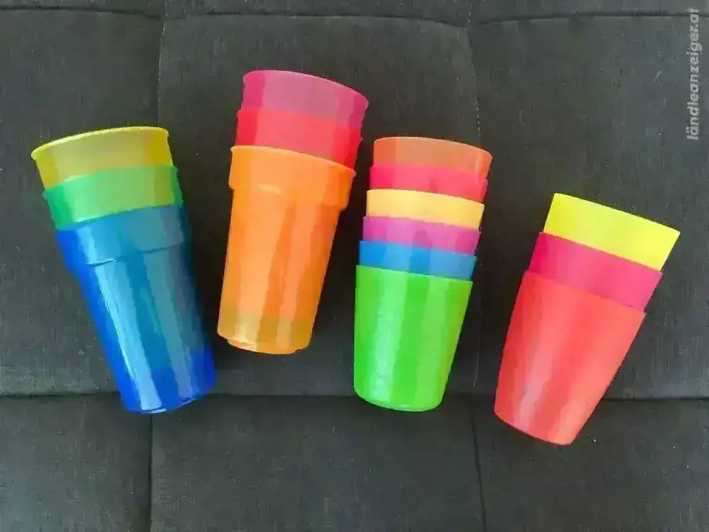 Becher Kunststoff zu verschenken