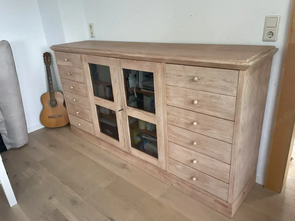 Pinien Holz Kommode mit Glastüren und zwölf Schubladen Pinien Holz Kommode mit Glastüren und zwölf Schubladen