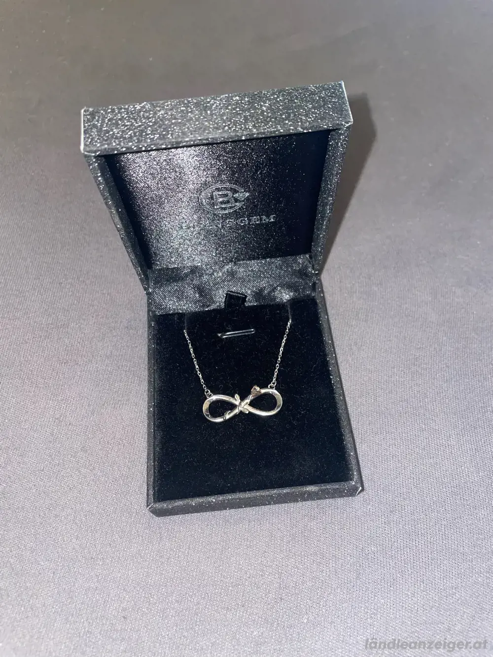 Halskette Unendlichkeitszeichen mit Rose Halskette Unendlichkeitszeichen mit Rose