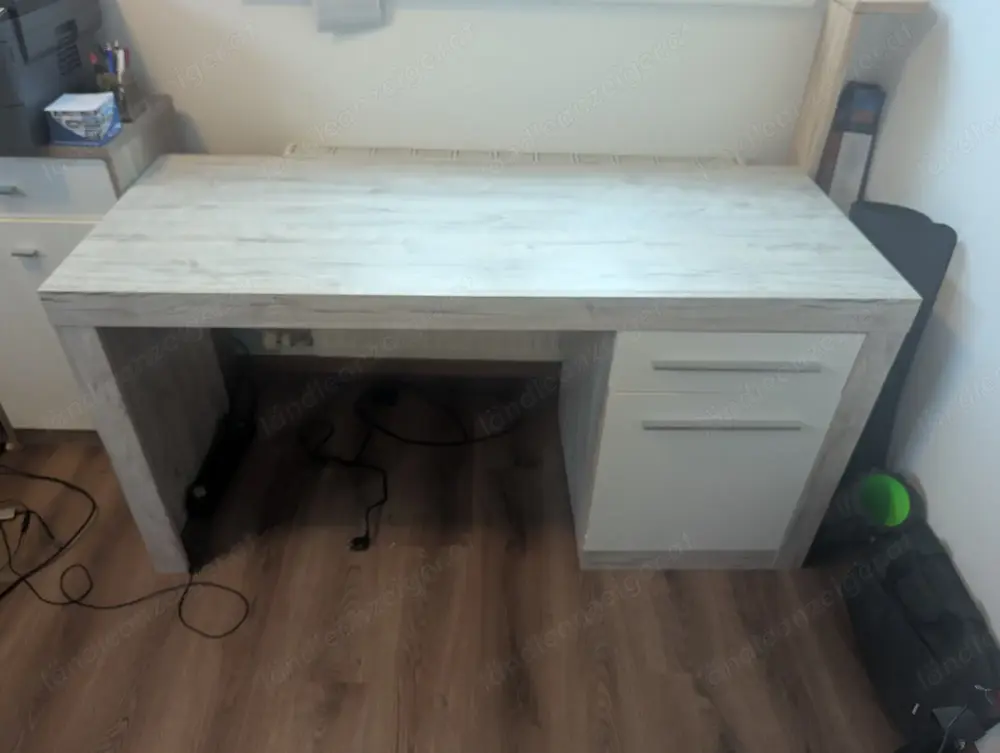 Schreibtisch mit Unterstellkästchen und Schublade Schreibtisch mit Unterstellkästchen und Schublade