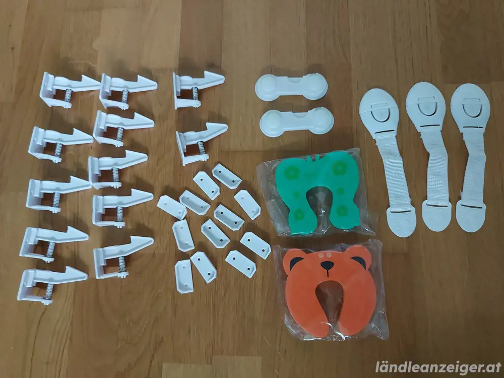 Diverse Kindersicherungen für Schränke und Türen zu verschenken Diverse Kindersicherungen für Schränke und Türen zu verschenken
