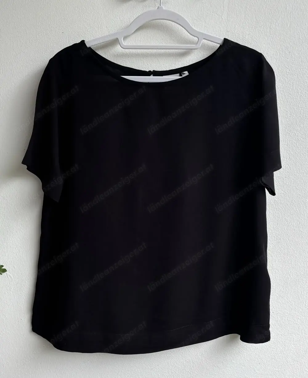 Schwarzes kurzarm Oberteil von ICHI Schwarzes kurzarm Oberteil von ICHI