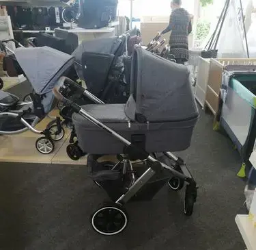 Kinderwagen mit Zubehör 