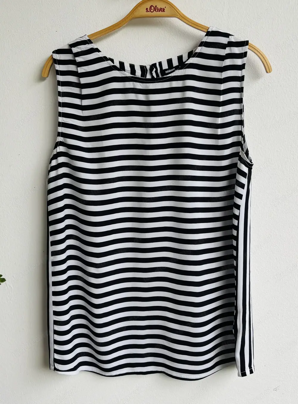 Schwarz weiß gestreifte Bluse von MINIMUM Schwarz weiß gestreifte Bluse von MINIMUM