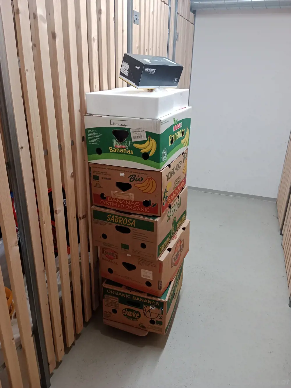 2 Umzugskartons +5 Bananenschachteln 2 Umzugskartons +5 Bananenschachteln