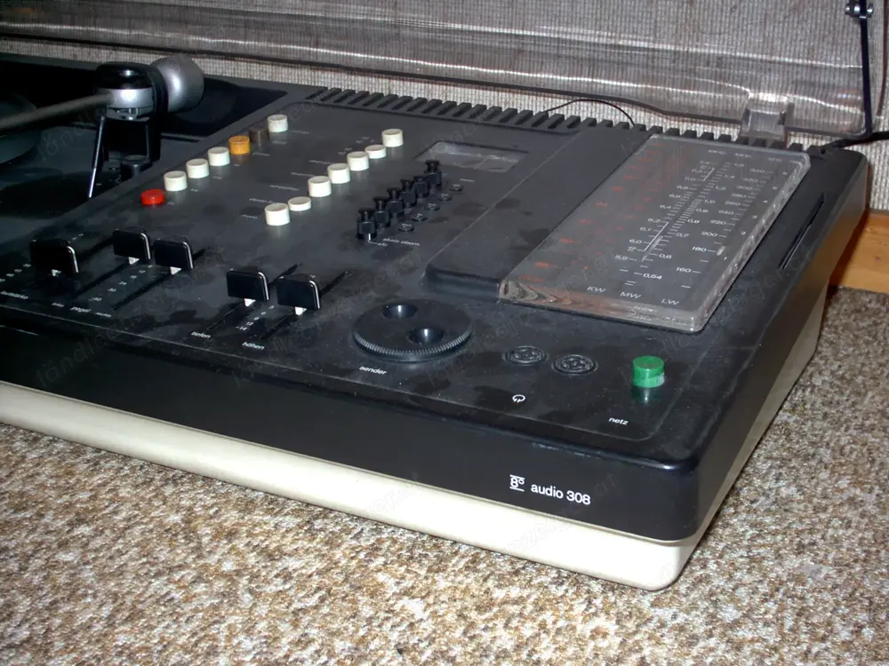 Braun Hifianlage Audio 308, schwarz, bekannt als " Schneewittchensarg ", Desig by Dieter Rams