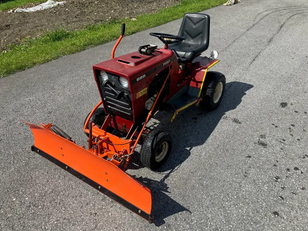 Rasenmähertraktor mit Schneepflug Rasenmähertraktor mit Schneepflug
