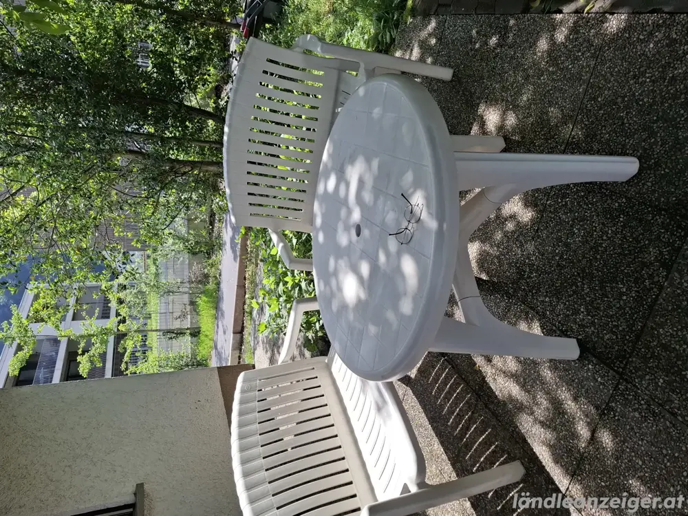 Garten Tisch mit Sonnenschirm Loch und 2 Bänke für je 2 - 3 Personen. Garten Tisch mit Sonnenschirm Loch und 2 Bänke für je 2 - 3 Personen.