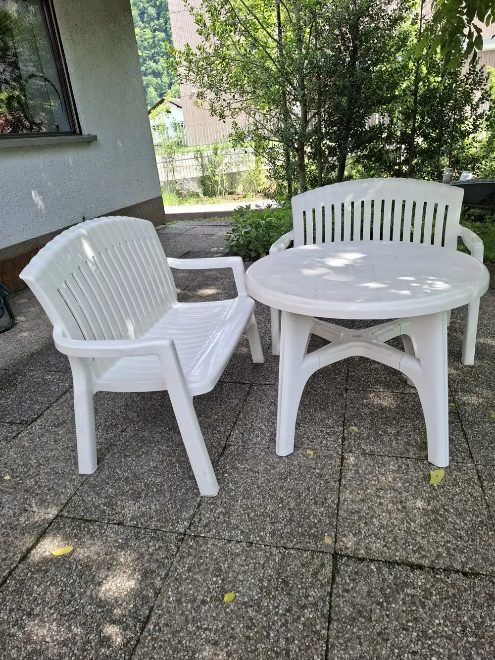 Gartentisch mit 2 Stück Sitzbänken (für je 2-3Personen) Gartentisch mit 2 Stück Sitzbänken (für je 2-3Personen)