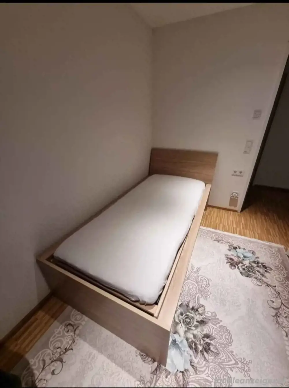 Bett mit Matratze Bett mit Matratze