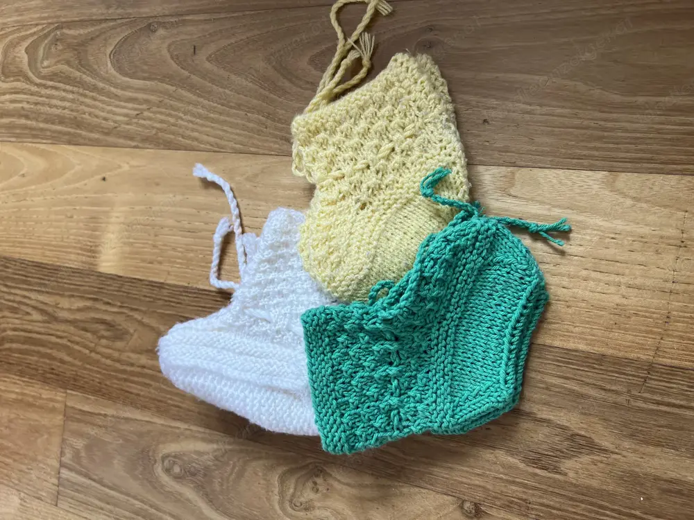 Gestrickte Babysöckchen Gestrickte Babysöckchen