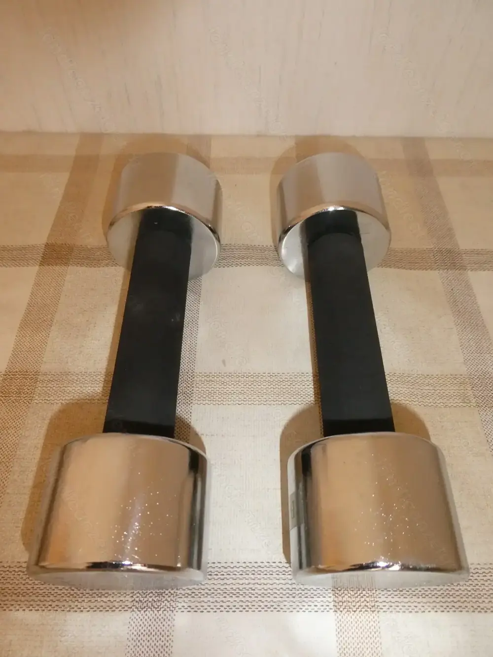 2 Hanteln mit einem Gewicht von jeweils 3 kg 2 Hanteln mit einem Gewicht von jeweils 3 kg