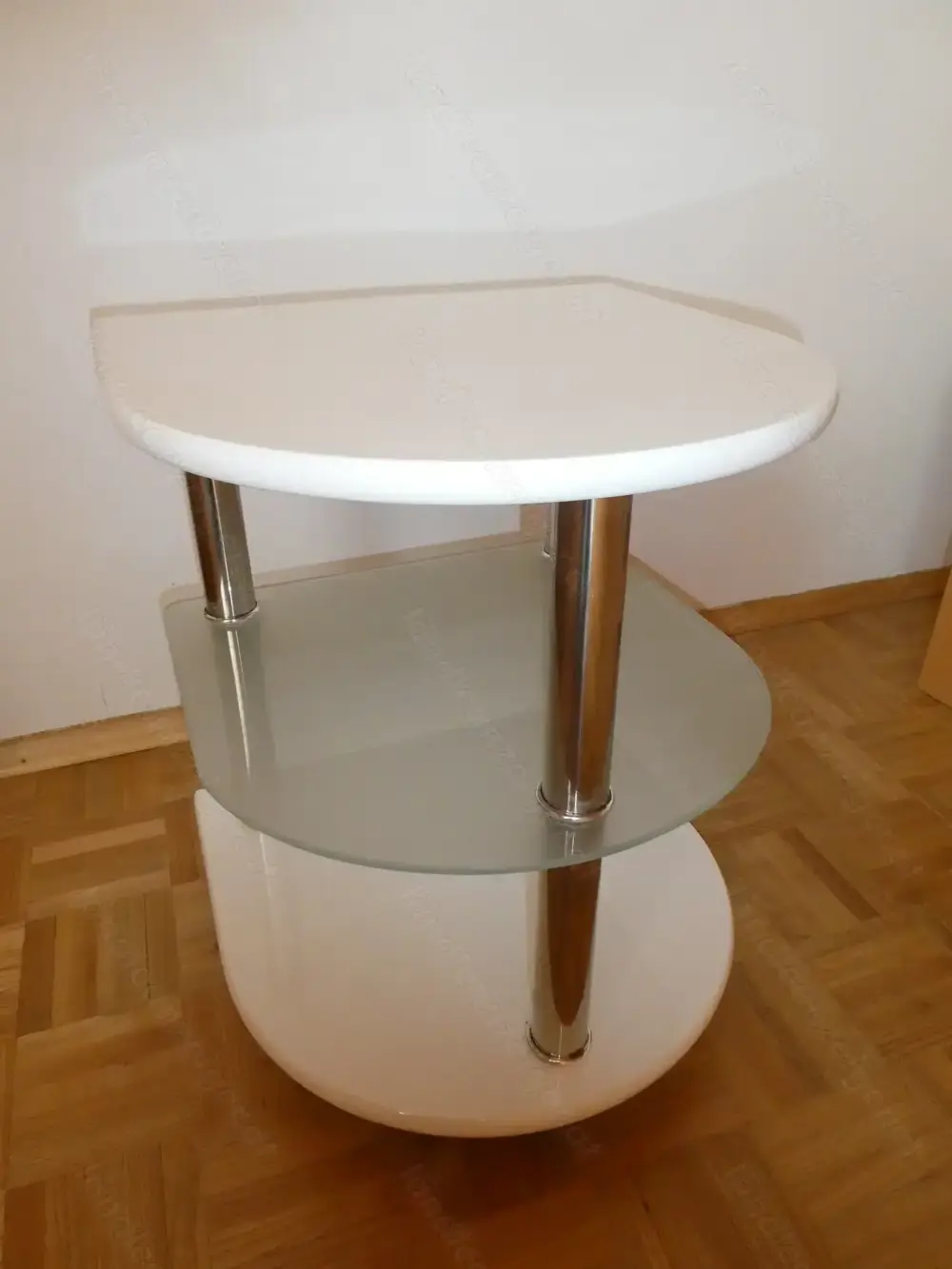 Kleiner Tisch mit lenkrollen Kleiner Tisch mit lenkrollen