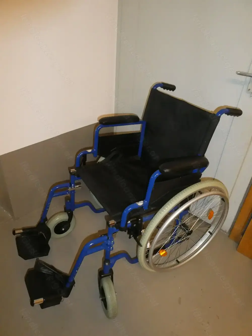 Rollstuhl mit Vollgummireifen Rollstuhl mit Vollgummireifen