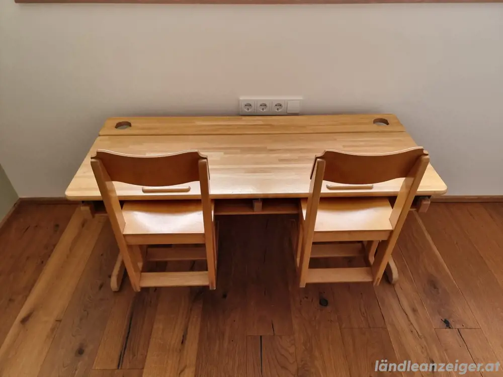 Alte Schulbank Schreibtisch mit 2 Stühlen Alte Schulbank Schreibtisch mit 2 Stühlen
