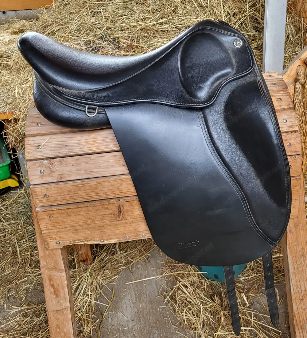 Neuwertiger Dressursattel 17,5 '' Neuwertiger Dressursattel 17,5 ''