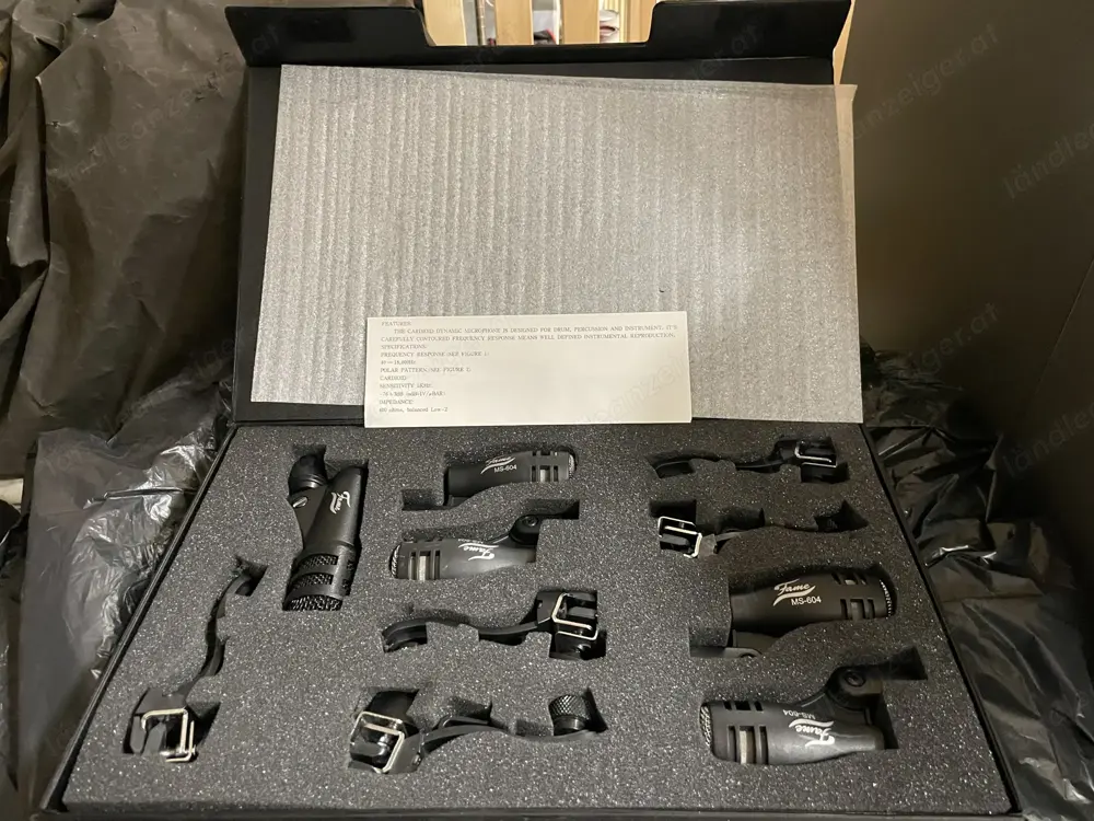 Diverse Mikrophone mit Ständer und Nebelmaschine 