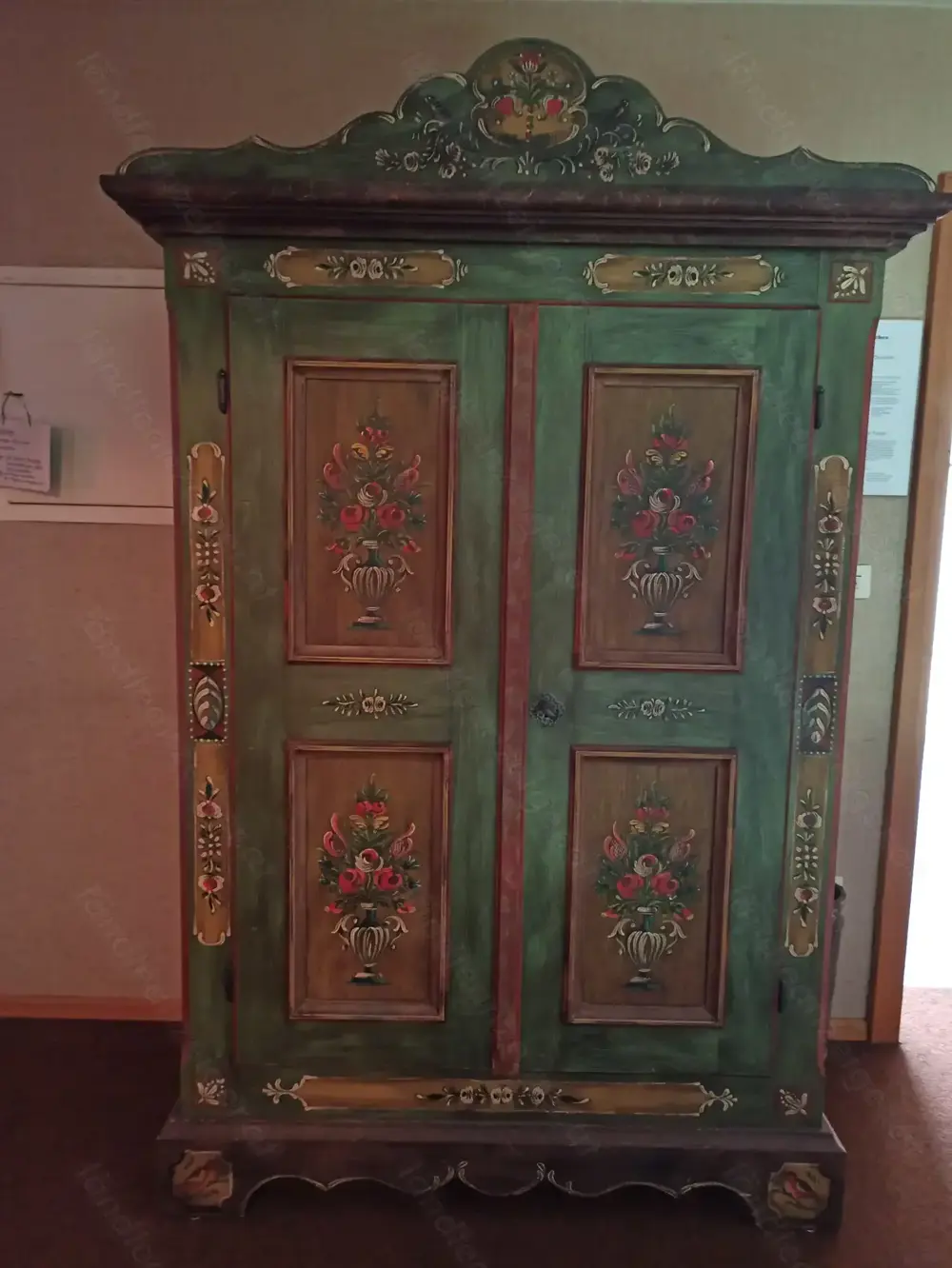 Voglauer Möbel Anno 1700 in altgrün. Schrank 2Türig, Garderobe, Truhe, Spiegel und Schirmständer Voglauer Möbel Anno 1700 in altgrün. Schrank 2Türig, Garderobe, Truhe, Spiegel und Schirmständer