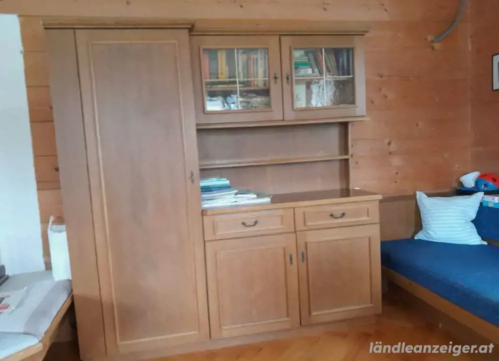 Großer Holzschrank mit Vitrine Großer Holzschrank mit Vitrine