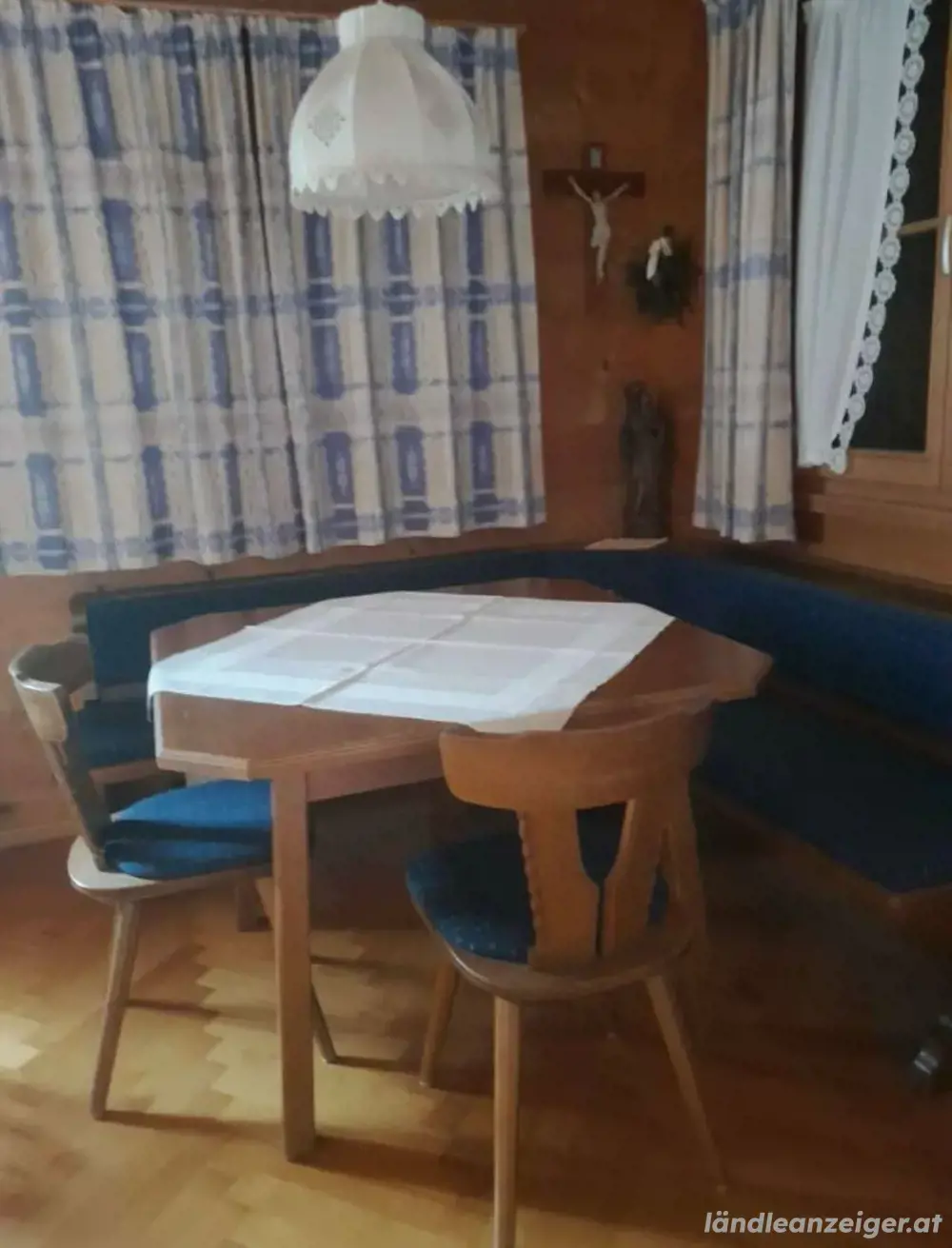 Eckbankgruppe mit Tisch und 2 Stühlen