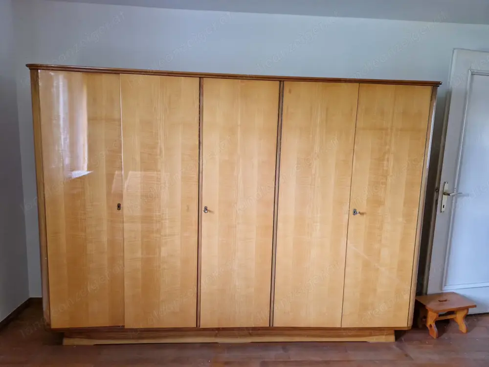 Kleiderschrank und Spiegelkommode 60 Jahre Kleiderschrank und Spiegelkommode 60 Jahre