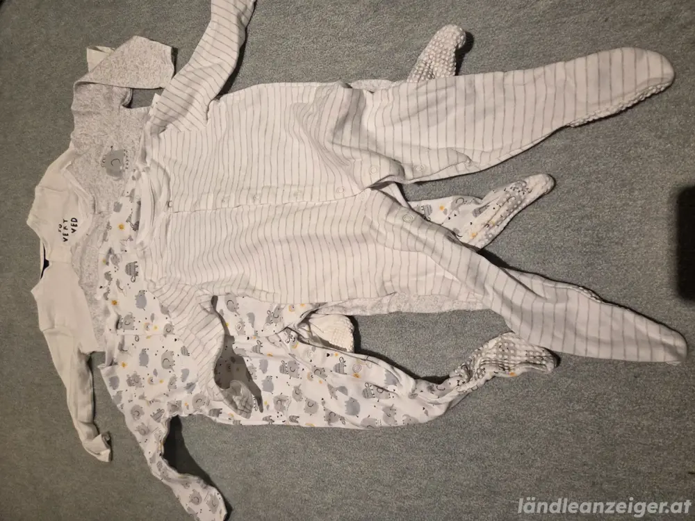 Pyjamas mit Füssen Pyjamas mit Füssen