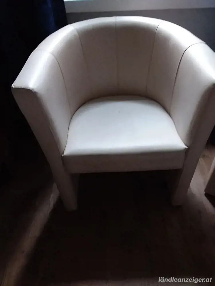 2 Sessel günstig zu vergeben. 2 Sessel günstig zu vergeben.