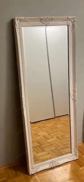 Spiegel weiss mit verziertem Rahmen Spiegel weiss mit verziertem Rahmen