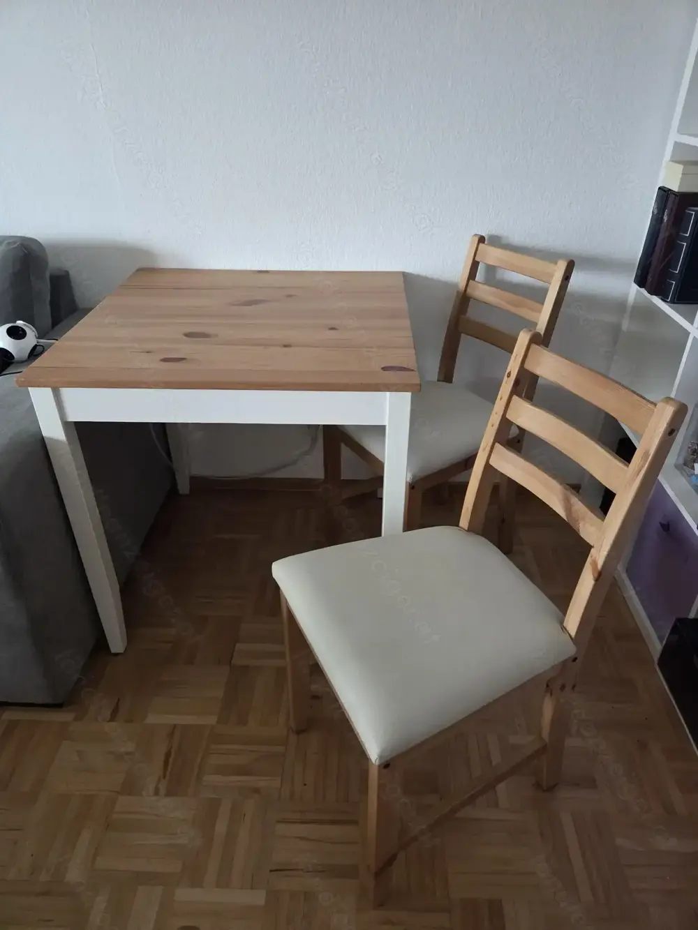 Kleines feines Esstisch mit 2 Stuhlen Kleines feines Esstisch mit 2 Stuhlen