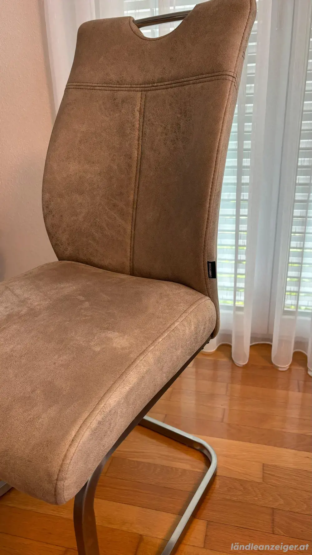 2 Stühle. 2 Stühle.
