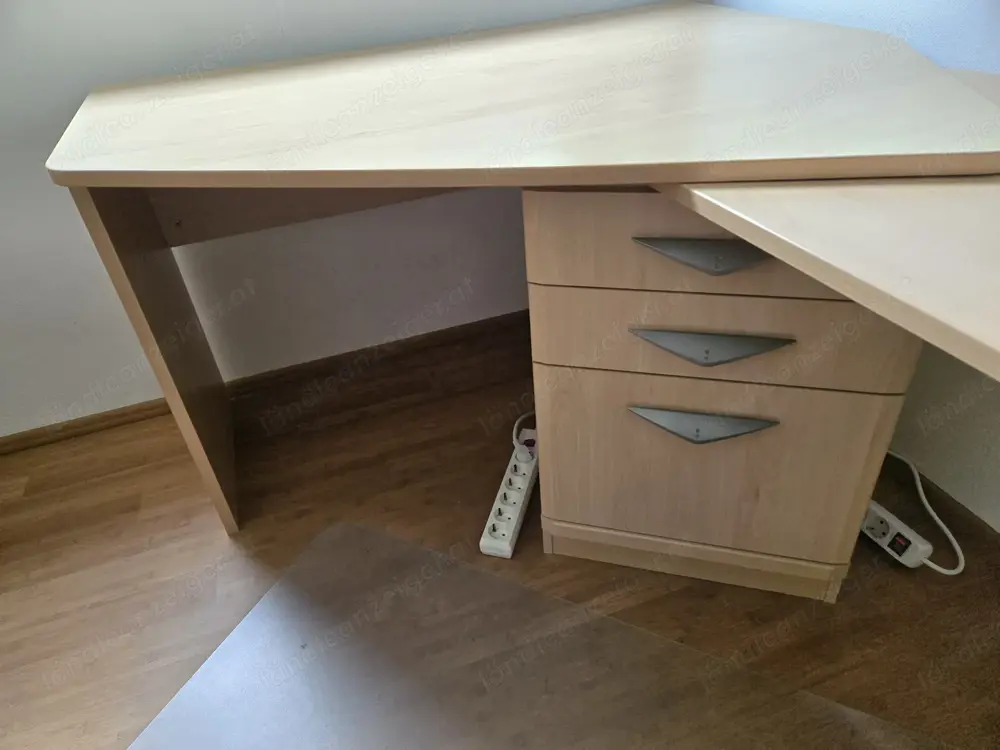 Schreibtisch mit ausfahrbarem Teil Schreibtisch mit ausfahrbarem Teil