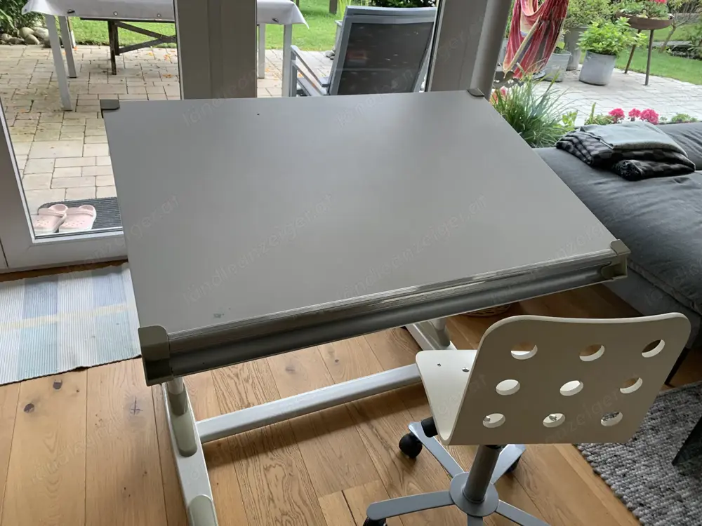 Jugend-Schreibtisch mit Sessel Jugend-Schreibtisch mit Sessel