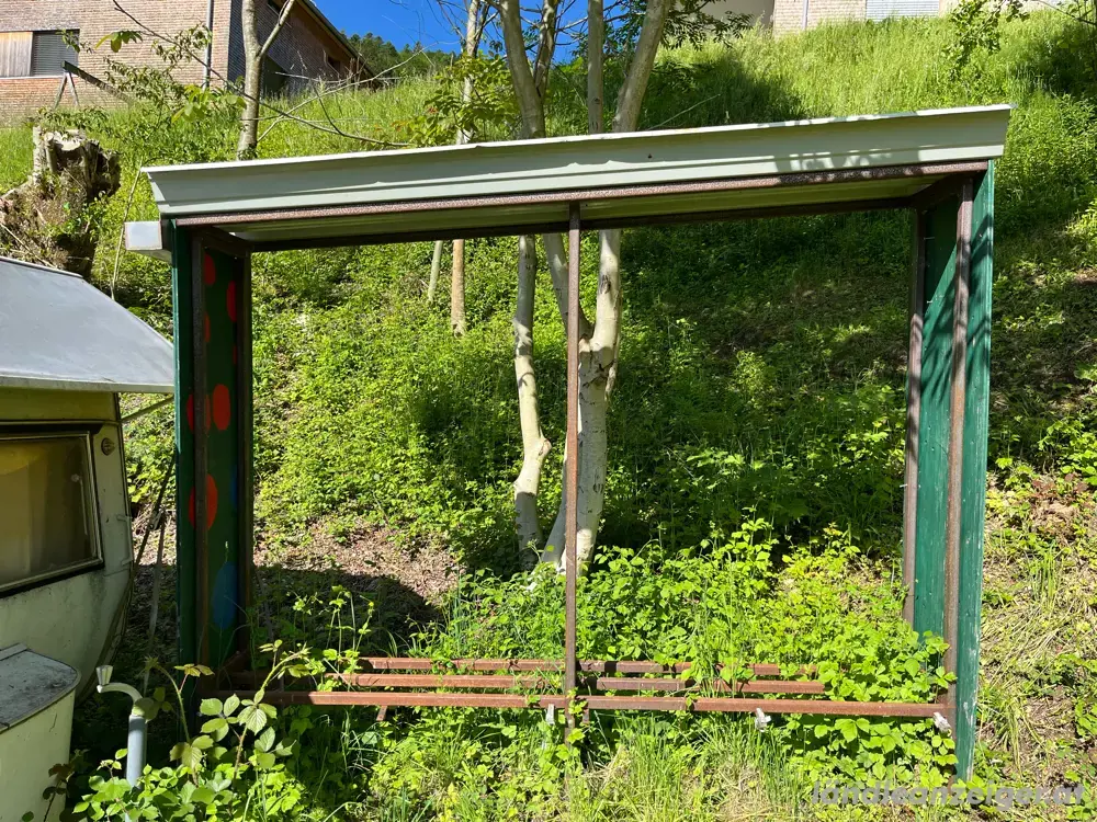 Holzunterstand oder Bienenstand Holzunterstand oder Bienenstand