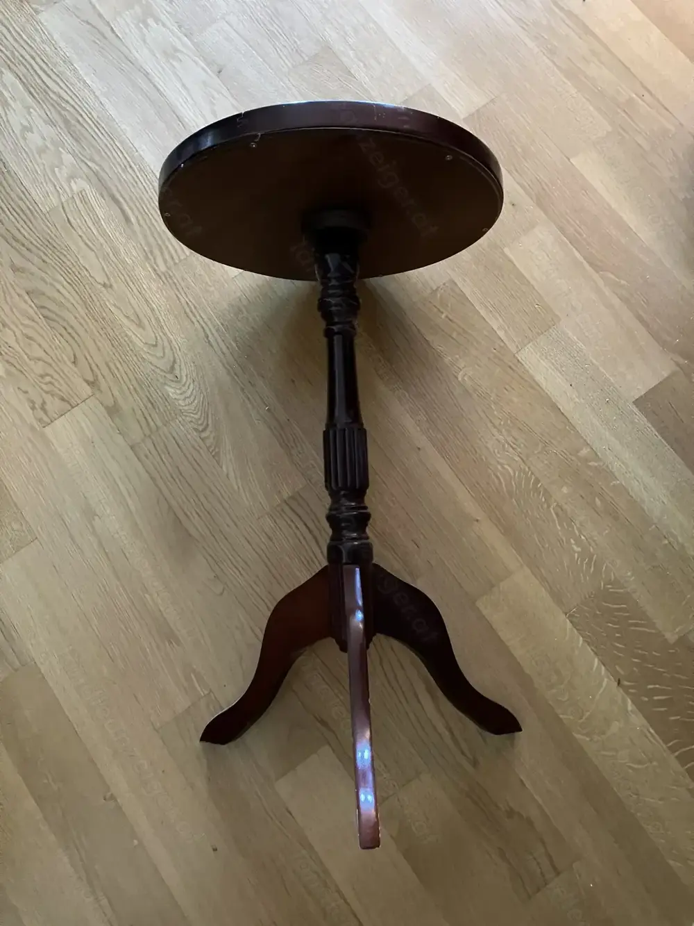 Rokokotischchen mit Brokat und Glas Rokokotischchen mit Brokat und Glas