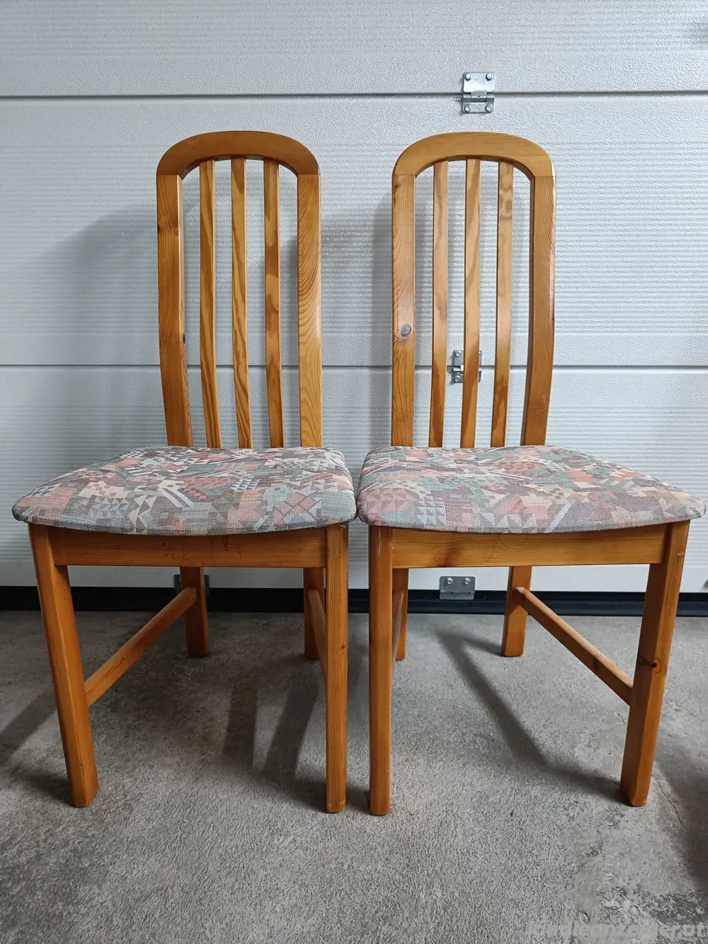 2 Massivholz-Stühle zu verschenken 2 Massivholz-Stühle zu verschenken