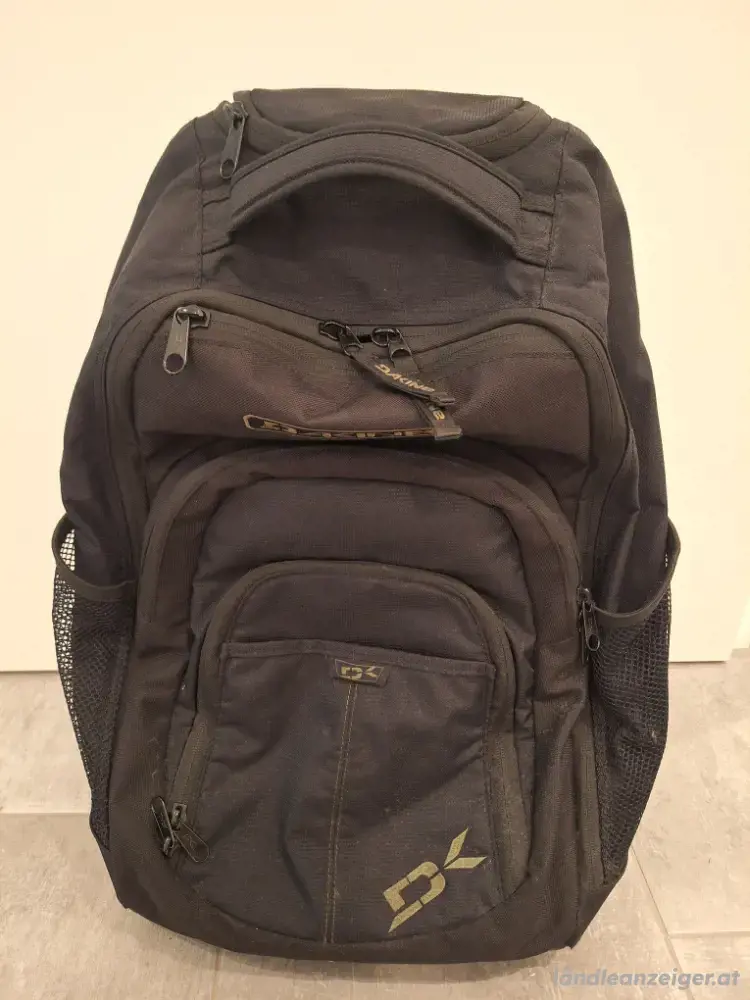 schwarze Tasche auf 4 Rollen schwarze Tasche auf 4 Rollen