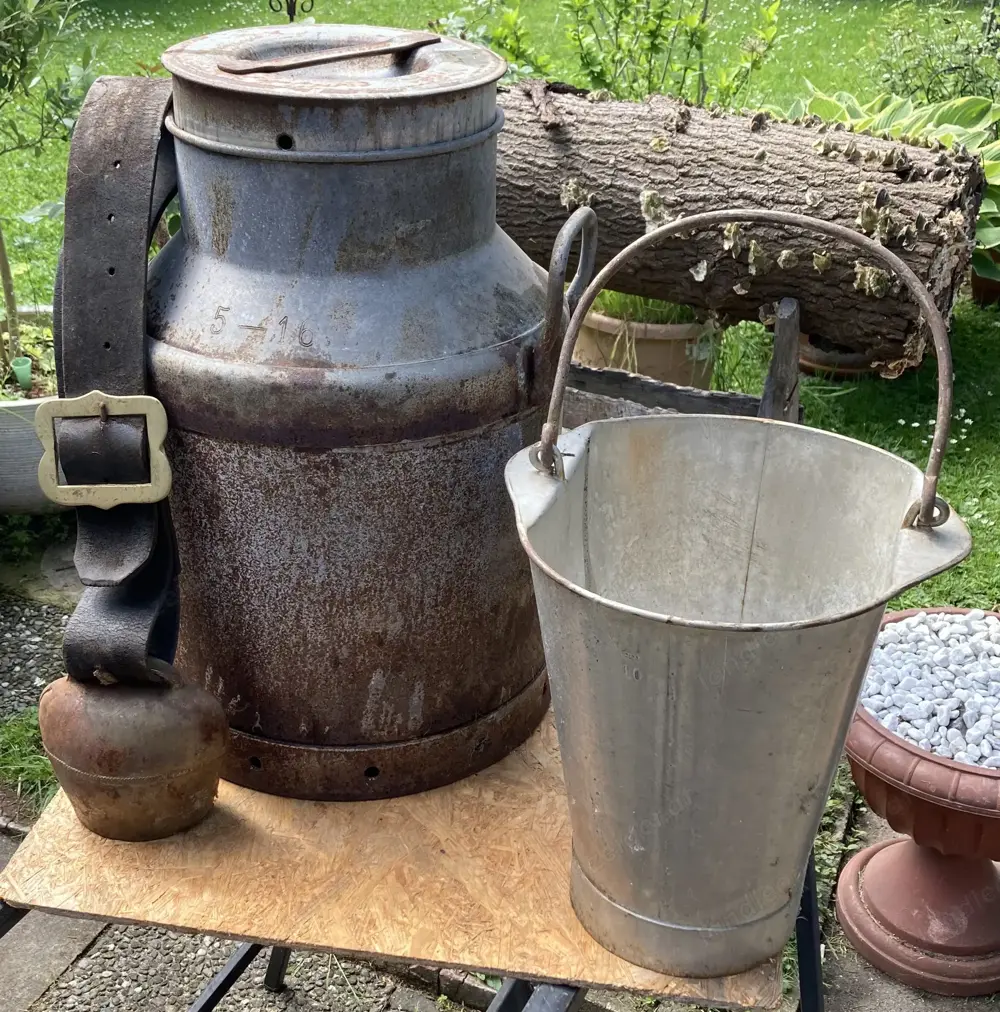 Milchkanne, Melkeimer und Kuhglocke