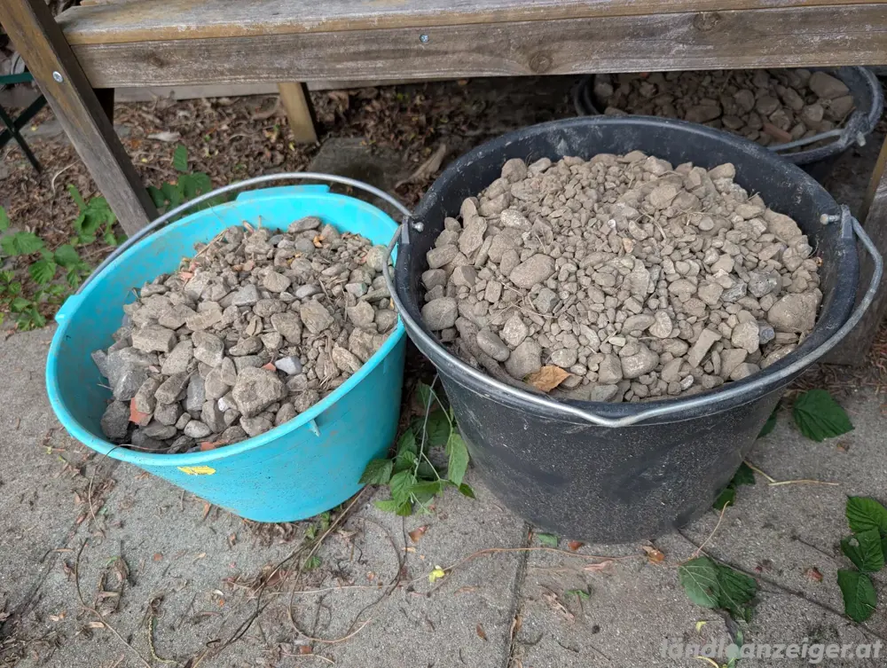 Gesiebte Steine aus dem Garten   ideal für Drainage oder Deko   ca. 9 Kübel voll
