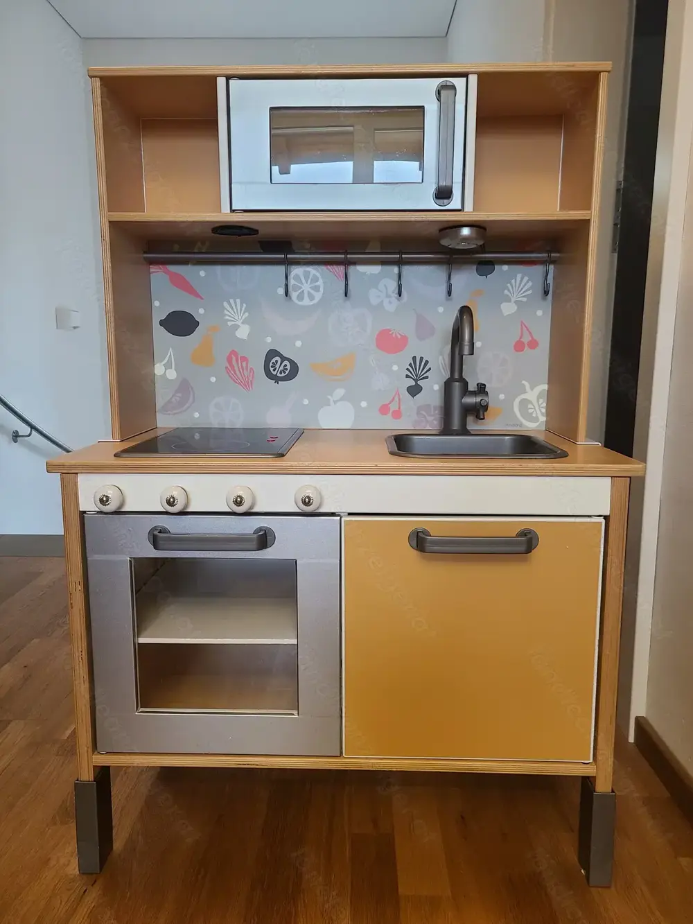 Kinderküche aus Holz aufgepimt