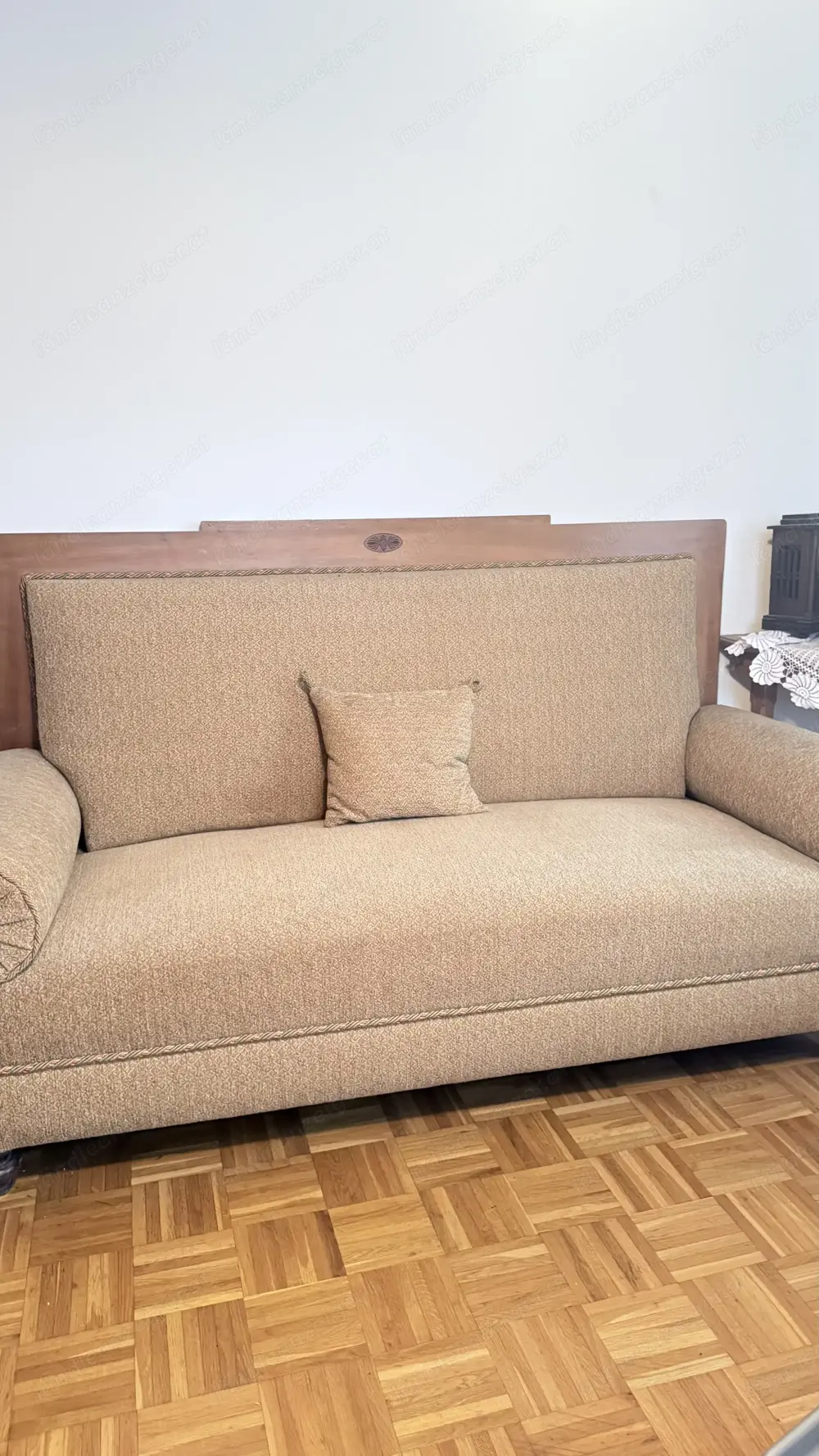 Antike gepolsterte Sofa Bank Renoviert Gelb Orange Antike gepolsterte Sofa Bank Renoviert Gelb Orange