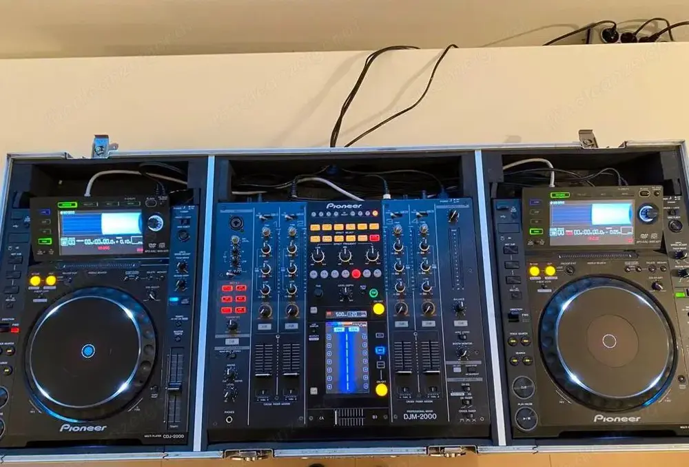 2x Pioneer CDJ's 2000 & DJM 2000 2x Pioneer CDJ's 2000 & DJM 2000