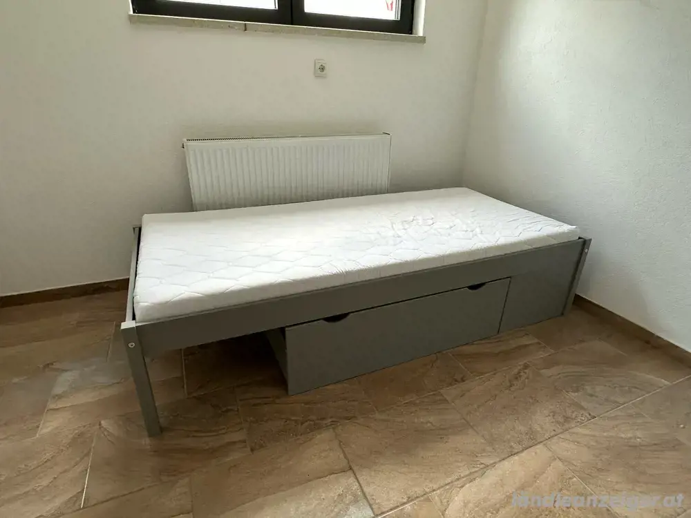 3 Betten inkl. Matratze neuwertiger Zustand 200 VB pro Bett 3 Betten inkl. Matratze neuwertiger Zustand 200 VB pro Bett