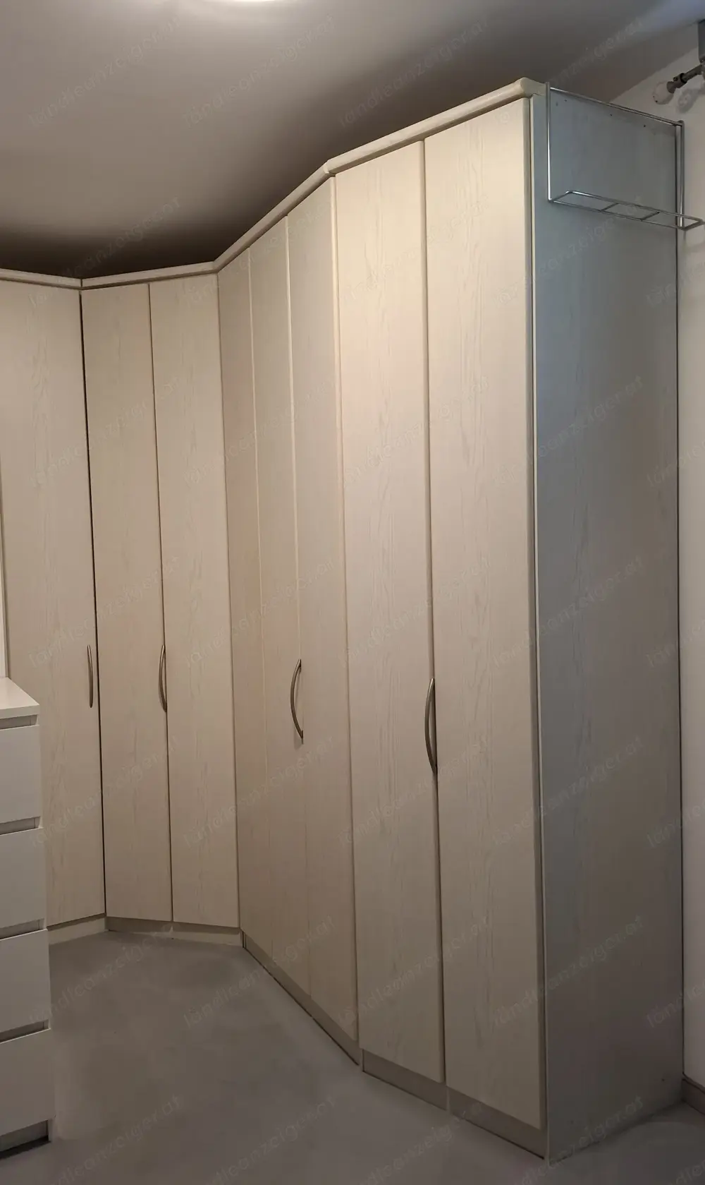Falttüreneckschrank, Esche weiss mit Schubkasteneinsatz Falttüreneckschrank, Esche weiss mit Schubkasteneinsatz