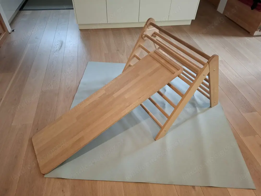 Kletterdreieck mit Rutschbrett und Naturkautschukmatte Kletterdreieck mit Rutschbrett und Naturkautschukmatte