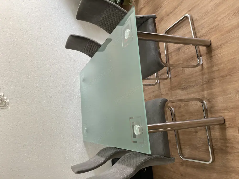 Esstisch mit 4 Stühlen Esstisch mit 4 Stühlen
