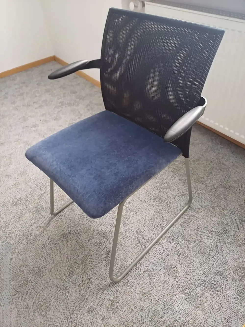 Stuhl mit Armlehne Stuhl mit Armlehne